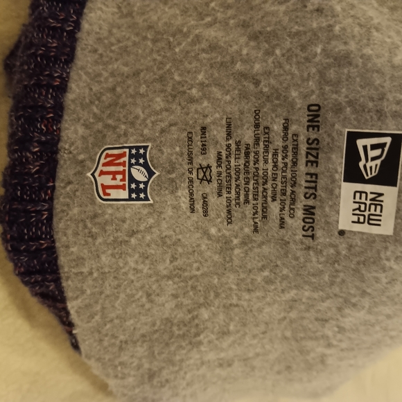 adults patriots hat knit, football, pom pom - Picture 3 of 3